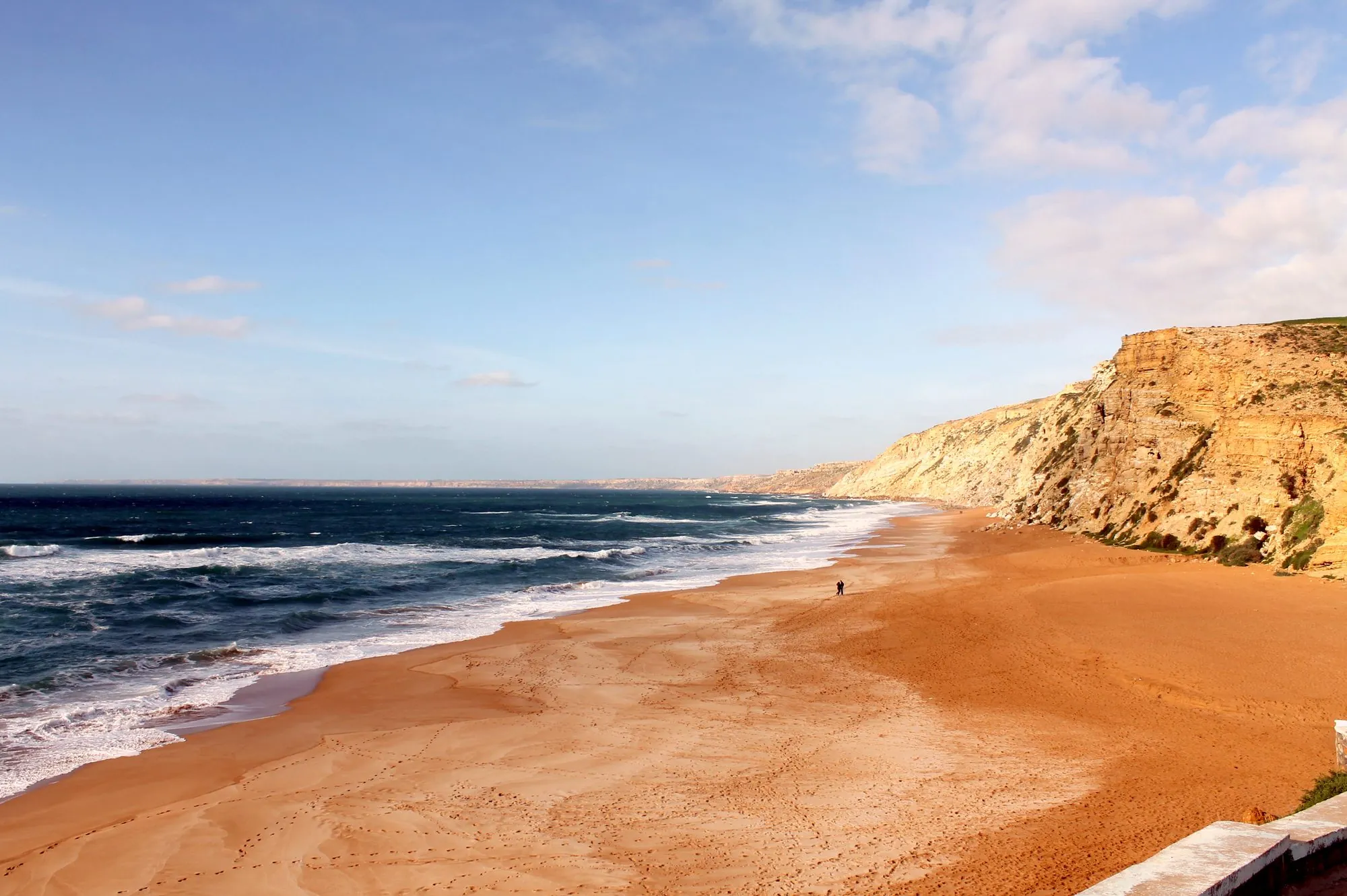 Plage de sable ocre et falaise, vue sur l'océan Atlantique à Safi.