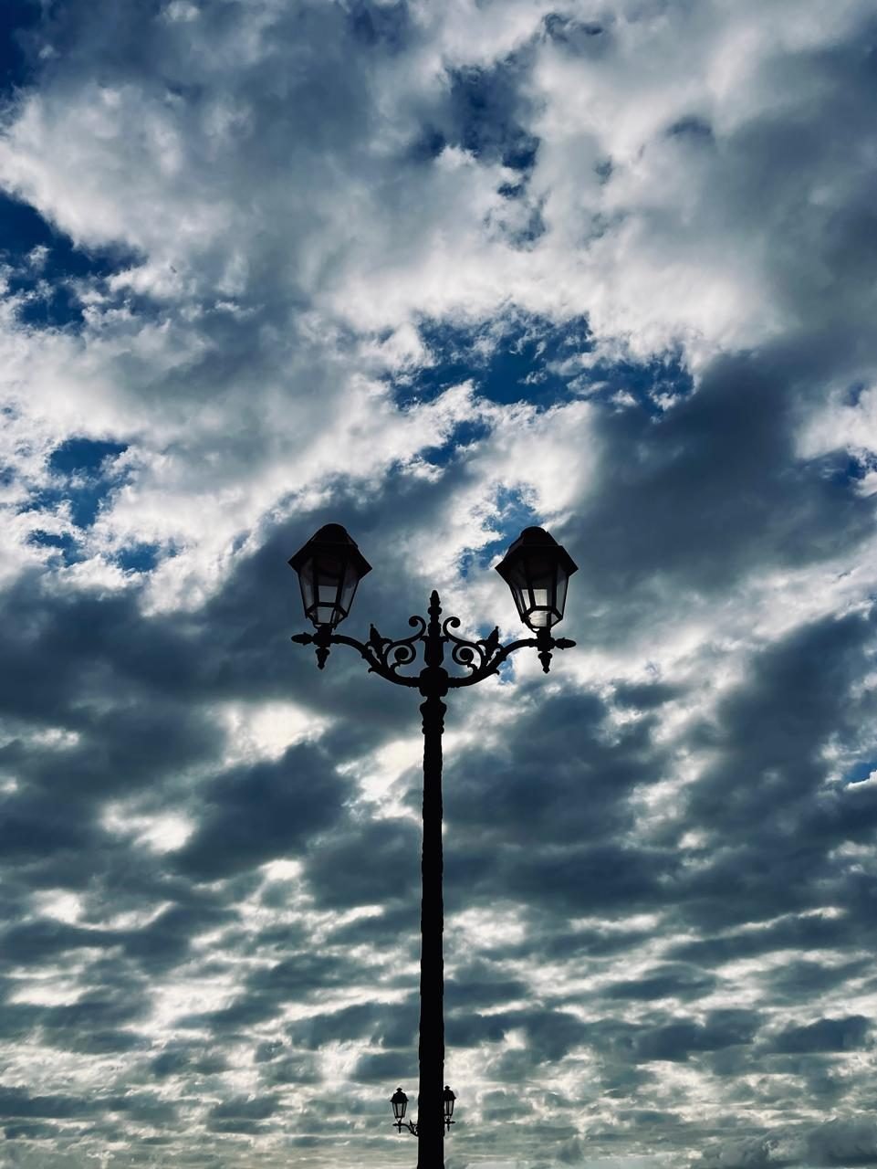 Ciel spectaculaire et réverbère traditionnel à Safi