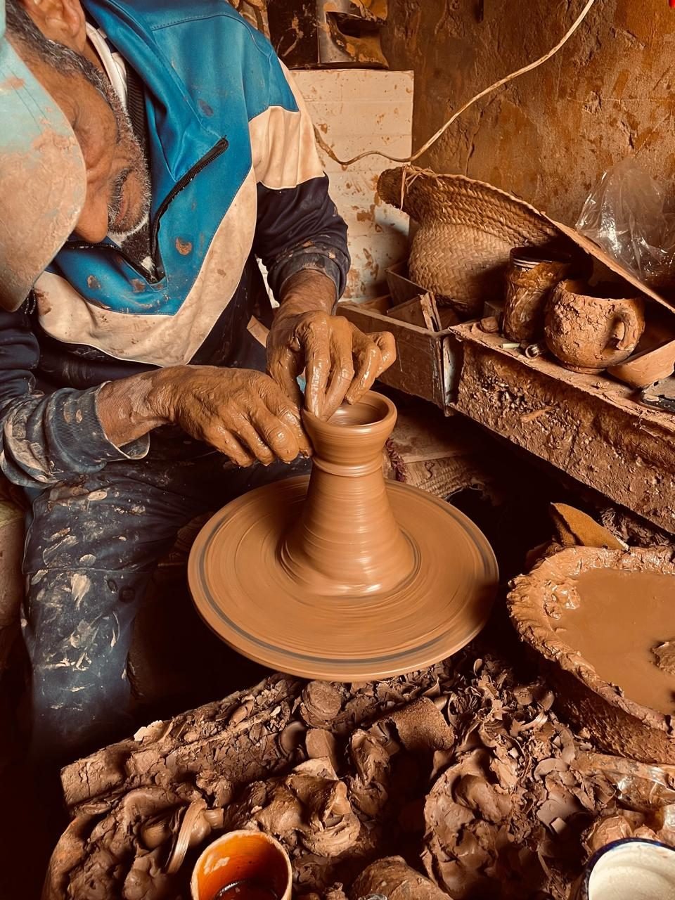 Potier façonnant un vase sur son tour dans un atelier traditionnel de Safi