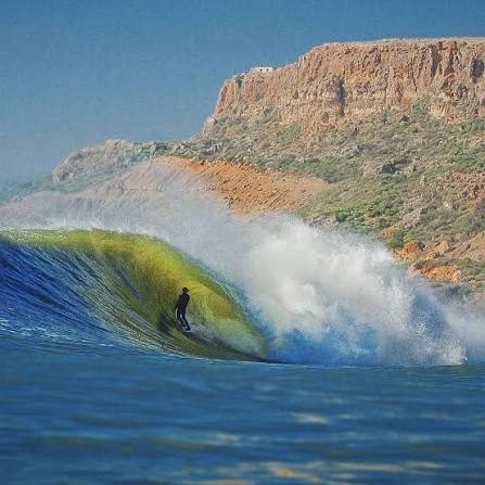Surfeur dans un tube sur la côte Atlantique près de Safi