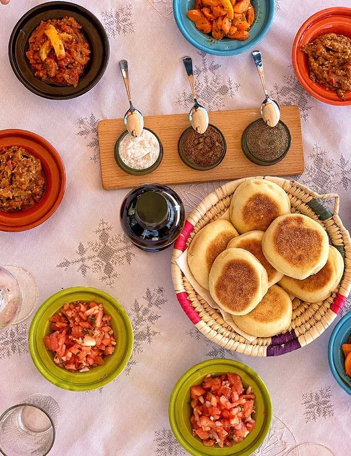 Table de mezzés marocains avec pain traditionnel et salades