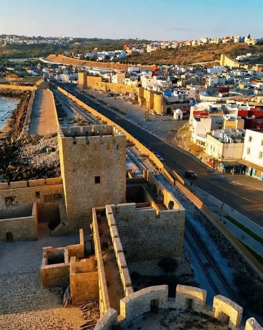 Vue du dessus des remparts de Safi, de la tour et de la ville au bord de l'océan.